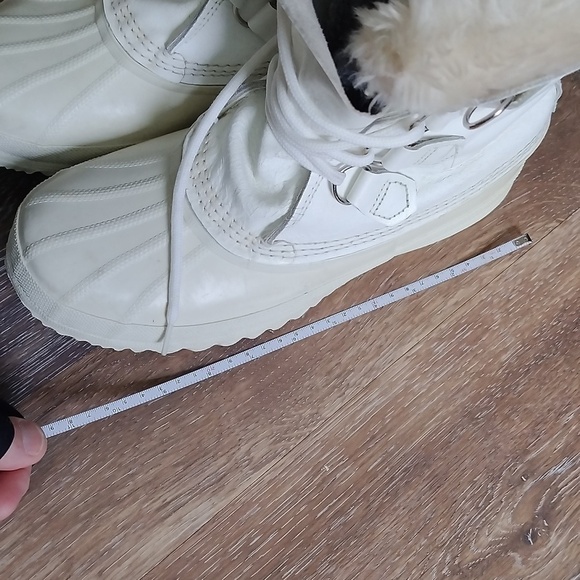 Sorel Kids Cream Boots with Fur Lining Size 8 - Picture 8 of 11